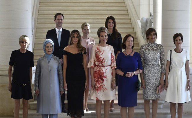 سابقة في البروتوكولات الدولية مثلي يأخذ صورة مع زوجات زعماء الناتو على أساس انه (زوجة) رئيس لوكسمبورغ