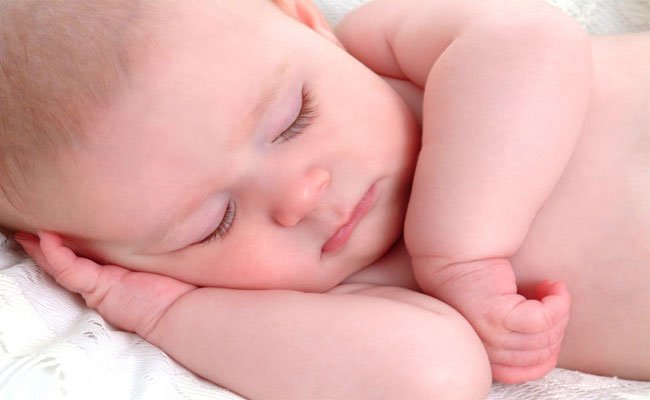 هل تعلمون الوضعية الصحيحة لنوم الرضيع؟ الإجابة ستصدمكم!