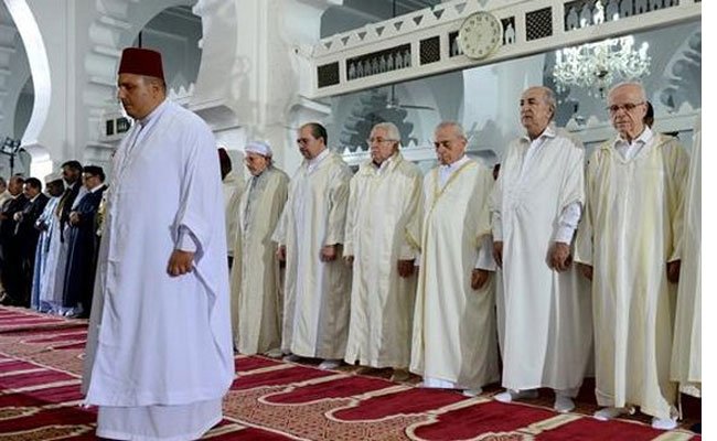 بن صالح وبوحجة وتبون يؤدون صلاة عيد الفطر المبارك بالمسجد الكبير بالعاصمة