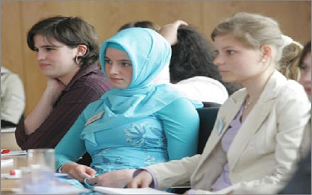الله يَنْصُرُ الدَّوْلَةَ العَادِلَةَ / تعويض مادي لمعلمة مسلمة بعد رفض طلب توظيفها بسبب الحجاب في ألمانيا