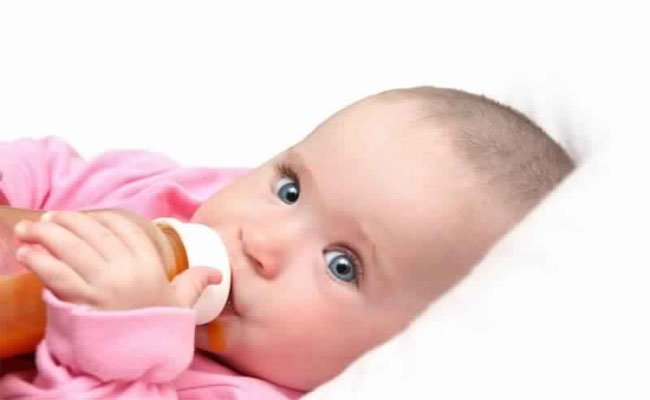 تقديم العصير لرضيعك قبل هذا السن له مخاطر عدة!