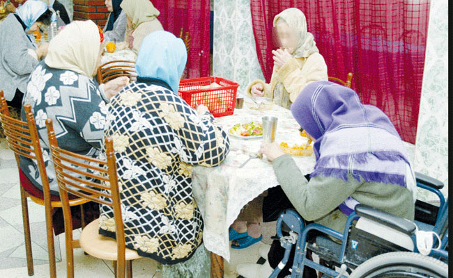 وزارة التضامن تحدد قائمة الإعانات العينية الاجتماعية  المنزلية والصحية لفائدة الأشخاص المسنين والمتكفلين بهم