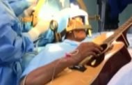 فنان يعزف على الجيتار أثناء خضوعه لعملية جراحية دقيقة في الدماغ
