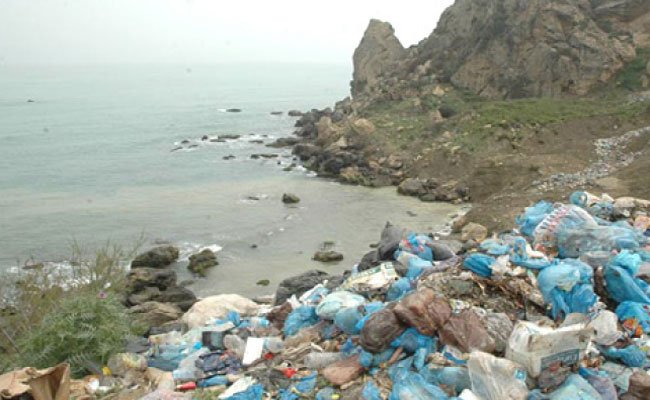 النفايات تتراكم بشكل عشوائي في عدة شواطئ مسموحة للسباحة رغم الإجراءات التي اتخذتها السلطات المعنية !
