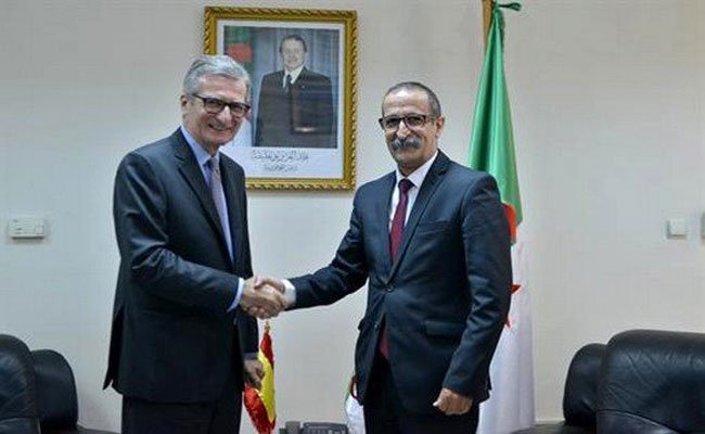 وزير الاتصال يجري محادثات مع سفير اسبانيا بالجزائر حول آفاق  التعاون في مجال الاعلام و الاتصال