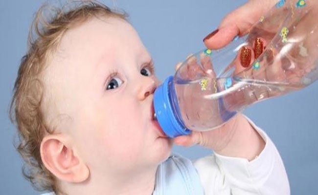 ما هي كمية الماء المناسبة لطفلك؟ الامر مرتبط بوزنه واليك التفاصيل