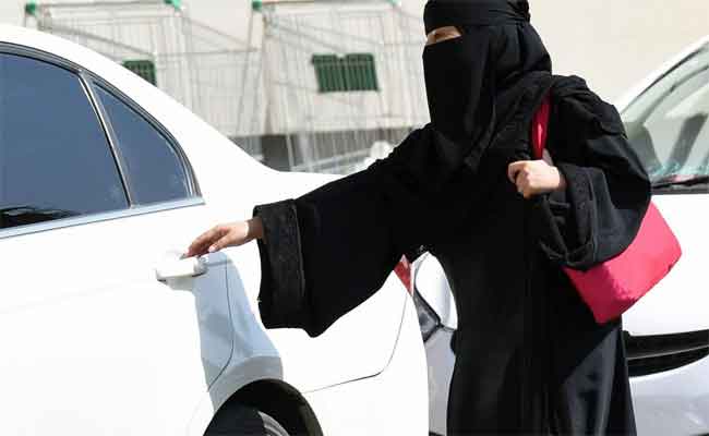 لوموند الفرنسية تتحدث عن قيادة السيارة للمرأة السعودية