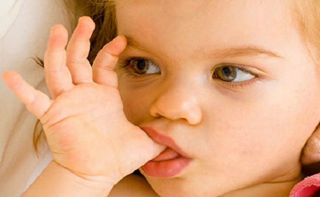مص الأصابع لدى الأطفال... هل هي مشكلة نفسية؟