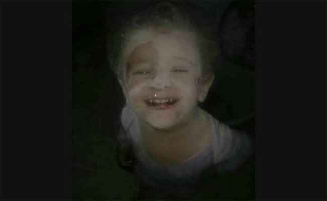 ضحكة طفل سوري تواجه القصف الروسي