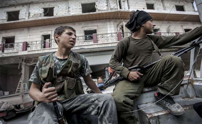 كيف اشتعلت الحرب بين منافسي داعش في سوريا