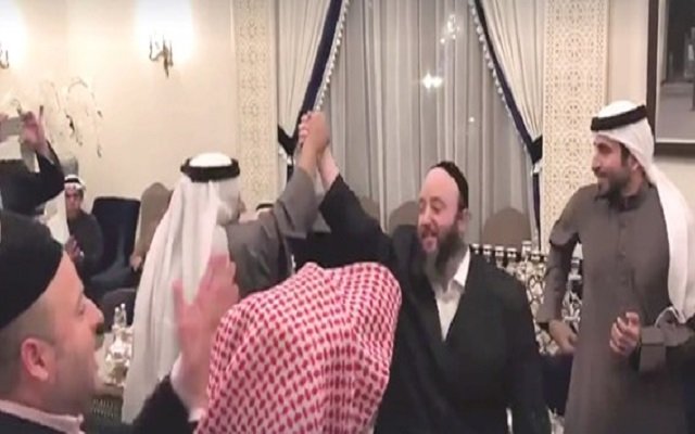 ملك البحرين يدعوا مواطنيه لزيارة إسرائيل ويحتفل بأعياد اليهودية