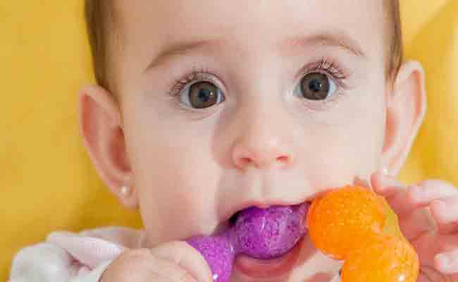 كيف تخففين من آلام طفلك أثناء ظهور أسنانه