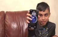 طفل صغير يفتح قفل هاتف أمه من خلال Face ID
