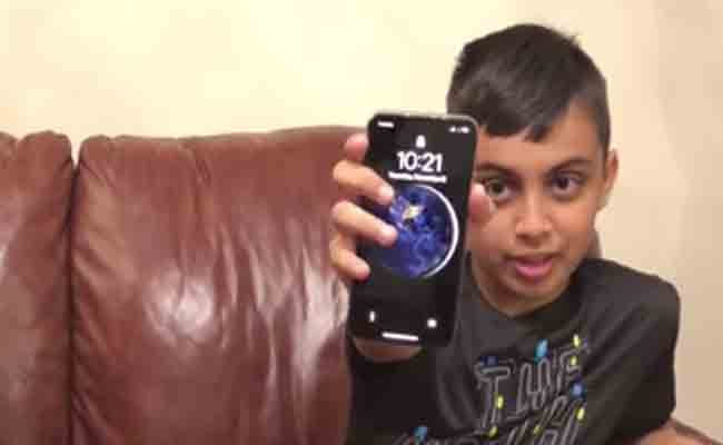 طفل صغير يفتح قفل هاتف أمه من خلال Face ID