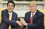 ترامب يزور اليابان ويأكل البرغر على السوشي