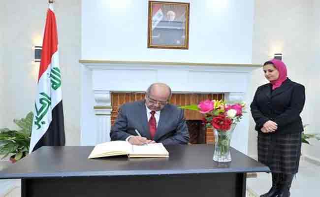 مساهل يوقع بسفارة العراق بالجزائر على سجل التهاني بمناسبة تحرير العراق لكامل أراضيها من تنظيم 