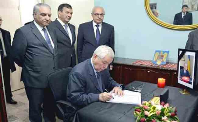 توقيع بن صالح في سجل التعازي بسفارة رومانيا بالجزائر على إثر وفاة ملك رومانيا السابق ميشال الأول