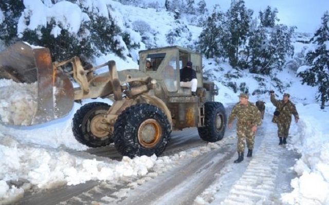 الحماية المدنية: الأمطار والثلوج تتسبب في قطع العديد من الطرقات وانزلاق السيارات