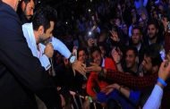 في حفلة بالأردن الجمهور يمزق ملابس تامر حسني