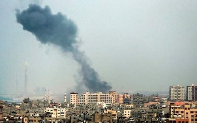 جرح العشرات ومقتل فلسطينيين في قصف إسرائيلي