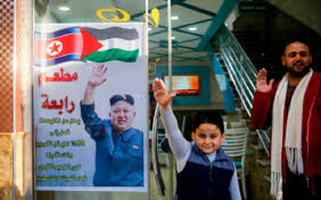 مطعم الفلسطيني يزين جدرانه بصور الزعيم الكوري ويقدم عرض تخفيض للكوريين
