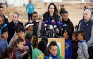 أنجلينا جولي تطالب من قلب مخيم الزعتري للاجئيين سوريين بانهاء الحرب