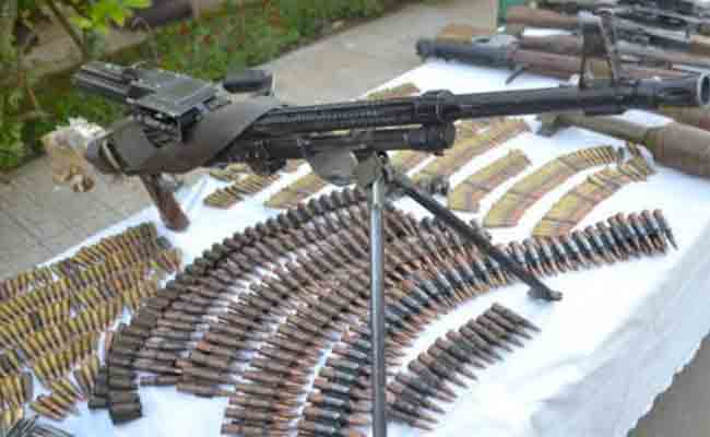 الجيش بالتنسيق مع حراس الحدود ببرج باجي مختار يضبط  مسدسا رشاشا واحدا من نوع كلاشنيكوف  وكمية من الذخيرة