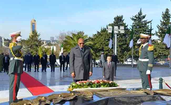 ترحم الوزير الأول المالي بمقام الشهيد بالجزائرعلى أرواح شهداء الثورة التحريرية  المجيدة