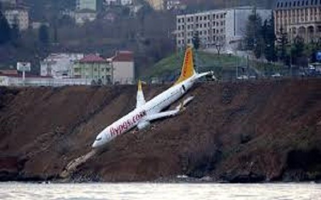 طائرة ركاب انزلقت عن المدرج في مطار ساحلي تركي