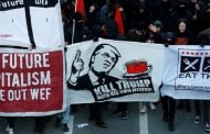 متظاهرون في سويسرا حملوا لافتات كُتب عليها اقتلوا ترامب