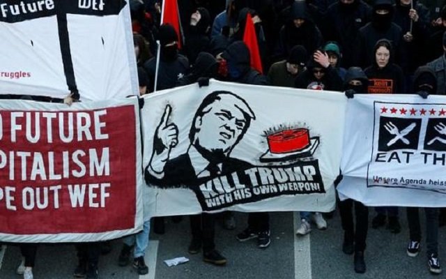 متظاهرون في سويسرا حملوا لافتات كُتب عليها اقتلوا ترامب