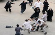 الشرطة تفر من المتظاهرين في إيران