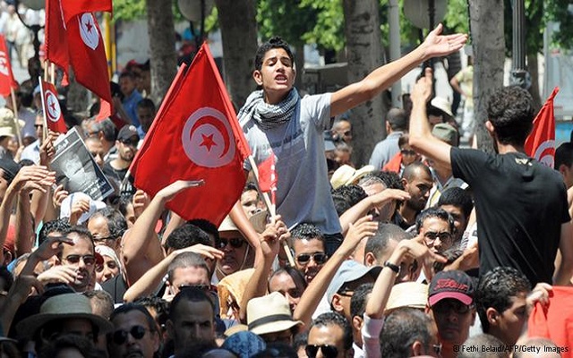 بعد الاحتجاجات الحكومة التونسية تستسلم لمطالب المتظاهرين