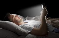 إستخدام الهاتف قبل النوم قد يؤدي إلى وفاتك