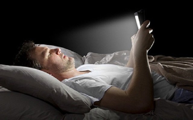 إستخدام الهاتف قبل النوم قد يؤدي إلى وفاتك