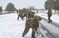 الجيش يفك العزلة عن المواطنين و يفتح الطرق المقطوعة بسبب التقلبات الجوية