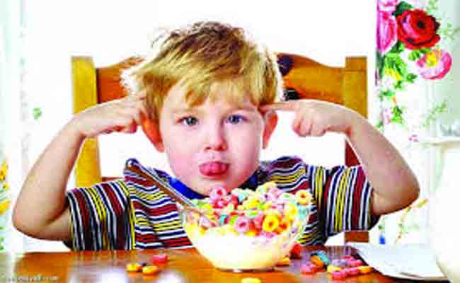 اتبعي هذه النصائح لتبعدي طفلك عن مخاطر الإفراط في تناول السكريات