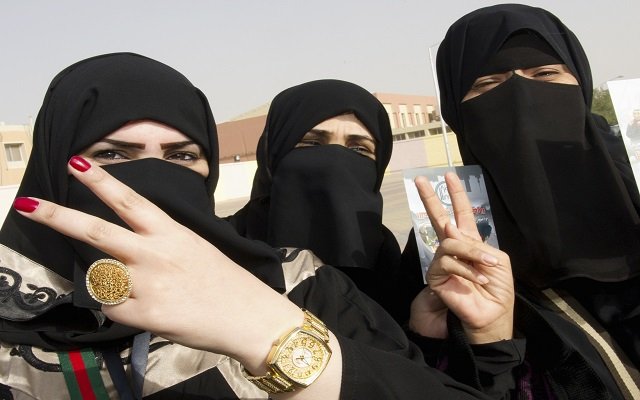 جدل في السعودية بسبب دعوى لتجنيد الفتيات في الجيش