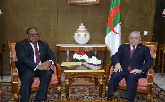 بوحجة يستقبل سفير كوت ديفوار بالجزائر و يستعرض رفقته سبل تعزيز العلاقات الثنائية