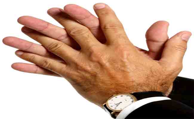 ما هي دلالات شبك الأصابع في لغة الجسد؟