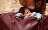 صورة طفلة الحقيبة تشعل الصحف العالمية والعالم يندد بمجازر الغوطة