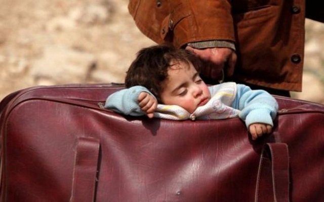 صورة طفلة الحقيبة تشعل الصحف العالمية والعالم يندد بمجازر الغوطة