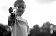 بسبب لعبة فيديو طفل يقتل شقيقته بواسطة مسدس