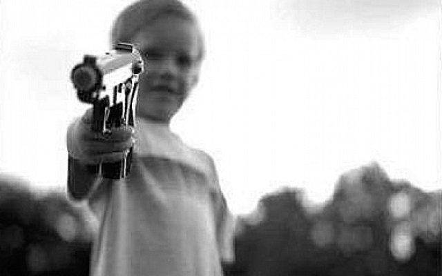 بسبب لعبة فيديو طفل يقتل شقيقته بواسطة مسدس