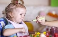 طفلك يرفض تناول طعامه؟ اليك بعض الحيل المفيدة!