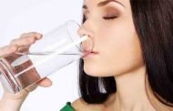 لماذا يجب ان تشربي كوباً من الماء قبل النوم؟