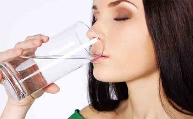لماذا يجب ان تشربي كوباً من الماء قبل النوم؟