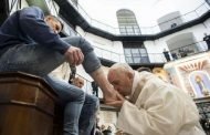 بابا الفاتيكان يغسل ويقبل أقدام سجينين مغربيين