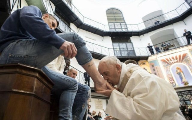 بابا الفاتيكان يغسل ويقبل أقدام سجينين مغربيين