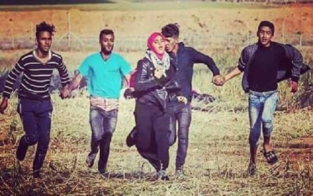 4 شبان فلسطينيين يشكلون درع بشري لحماية شابة فلسطينية من قناص صهيوني